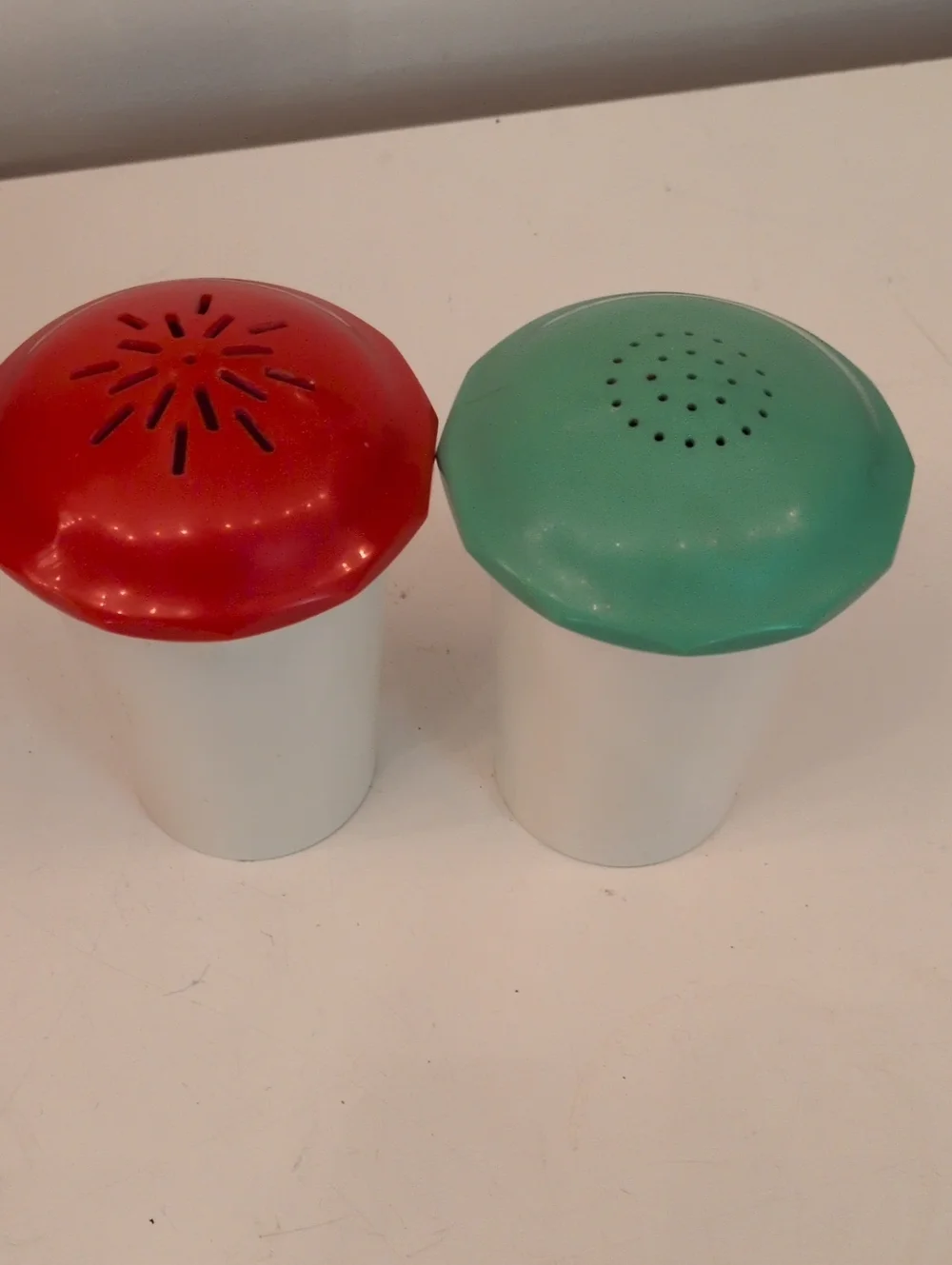 ✨ 4/$15 Vintage Salt and Pepper Shaker Set with Red and Green Lids